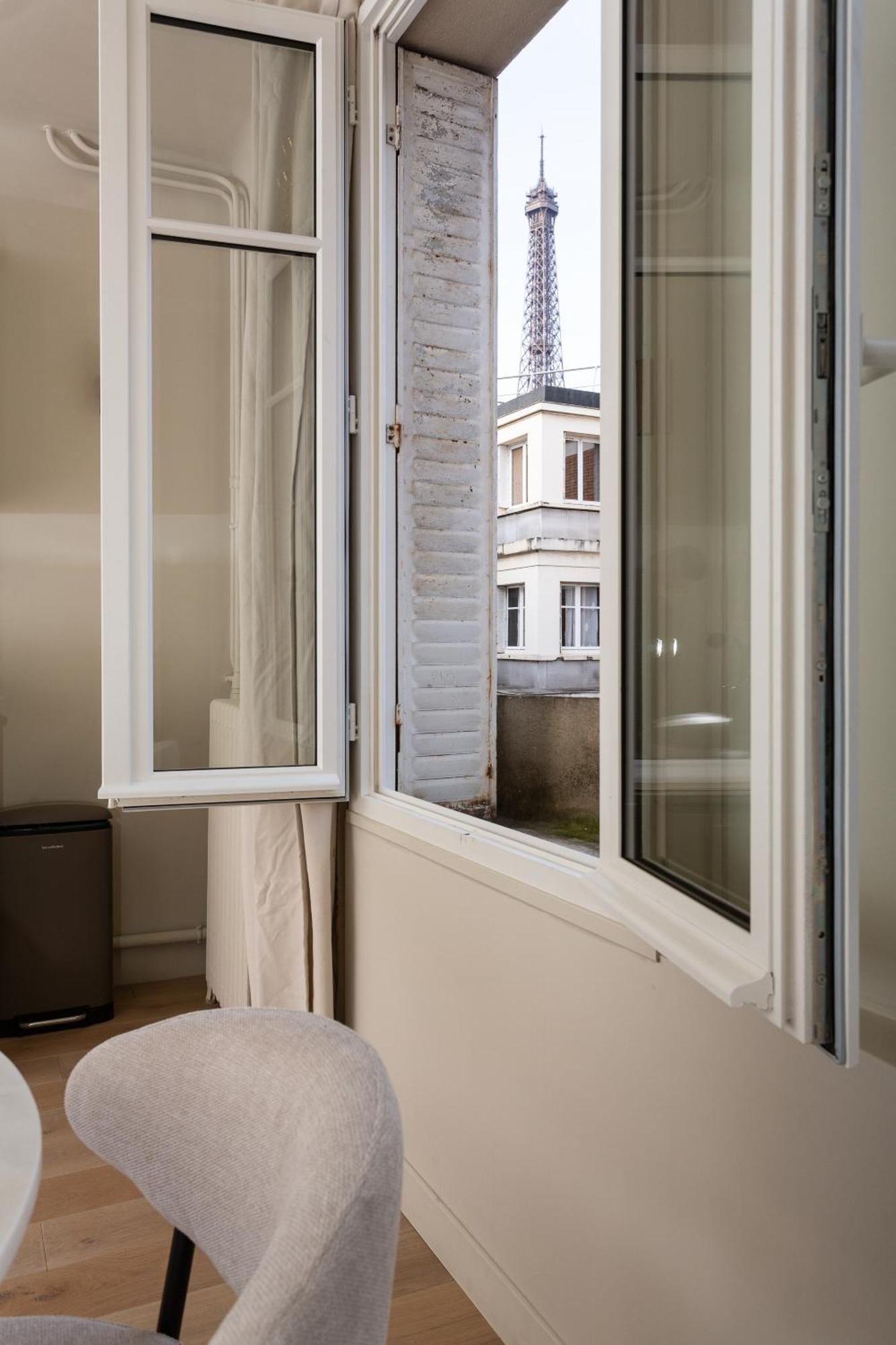 The Carla Suite Eiffel Tower View Париж Екстериор снимка